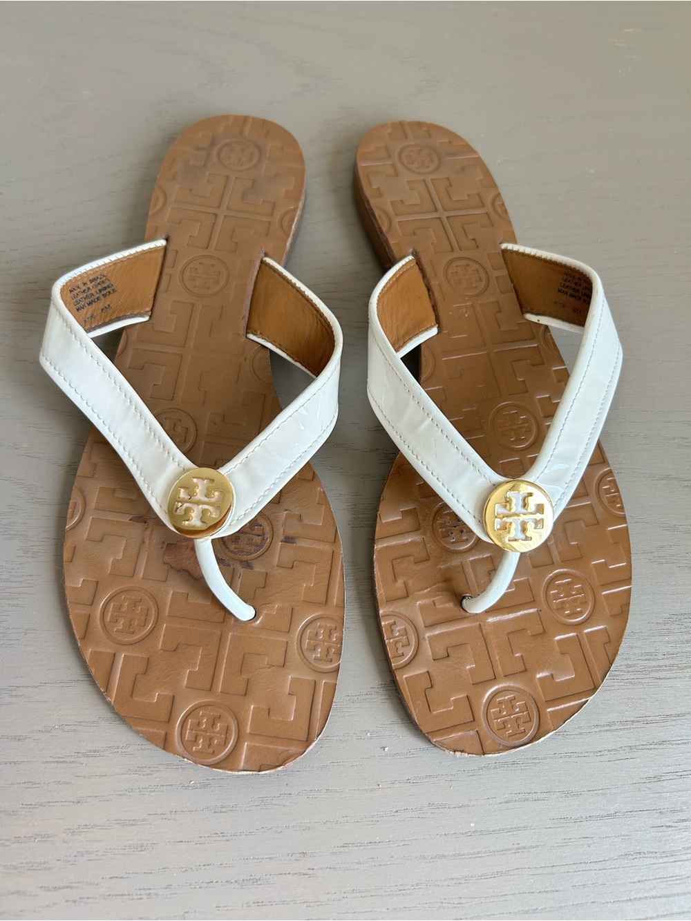 Tory Burch OFF White Leather Thong Sandals with Gold Logo - Picture 5 of 16